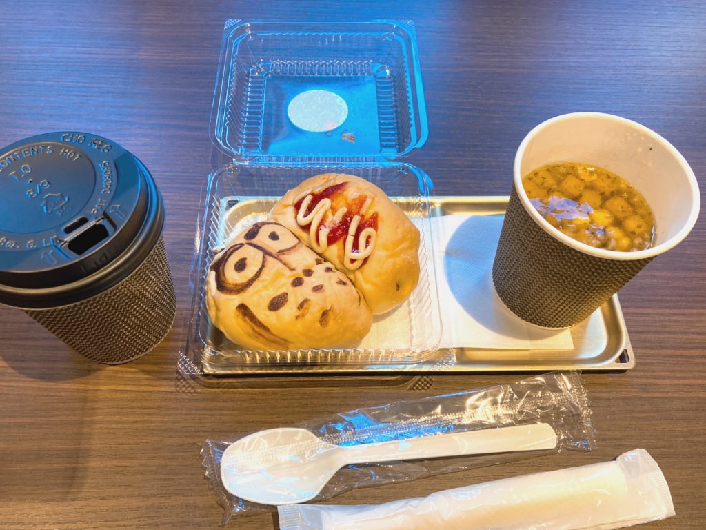 朝ごはんのコーヒー、ふくろうパンとウインナーパン、コップに入ったスープ